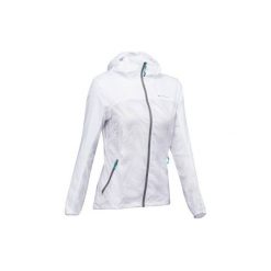 Kurtka turystyczna FH500 Helium Wind damska. Białe kurtki sportowe damskie QUECHUA, xl, bez wzorów, z materiału, bez ramiączek, bez kaptura. W wyprzedaży za 59.99 zł.
