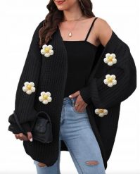 Modny sweter damski kardigan czarny black w kwiaty 3D uniwersalny. Czarne kardigany damskie Pan i Pani Gadżet, uniwersalny, bez wzorów, bez kołnierzyka. Za 134.65 zł.