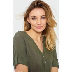 Oliwkowa koszula. Zielone koszule damskie Greenpoint, bez wzorów, ze lnu, bez kołnierzyka, bez ramiączek. Za 59.99 zł.