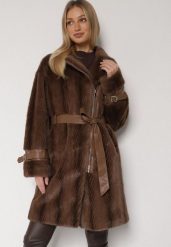 Brązowy Futrzany Płaszcz z Wiązanym Paskiem i Ozdobnymi Sprzączkami Felryna. Brązowe płaszcze damskie Born2be, l, bez wzorów, z futra, eleganckie, bez kołnierzyka, bez kaptura. Za 299.99 zł.