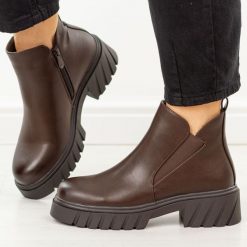 Brązowe botki damskie S.Barski 8135. Brązowe botki damskie S.BARSKI, na jesień, bez wzorów, z dzianiny, casualowe, z okrągłym noskiem, bez obcasa, bez zapięcia. Za 239.00 zł.