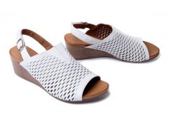PIAZZA 910135-03 weiss, sandały damskie. Białe sandały damskie Piazza, bez wzorów, ze skóry, bez obcasa, na koturnie, bez zapięcia. Za 255.92 zł.