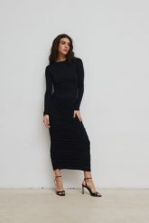 Sukienka z marszczeniami w kolorze TOTALLY BLACK - PIURA-XS/S. Czarne sukienki damskie Marsala, na spotkanie biznesowe, s, bez wzorów, z elastanu, eleganckie, bez kołnierzyka, bez ramiączek, maxi. Za 429.90 zł.