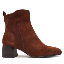 Botki Tamaris. Brązowe botki damskie Tamaris, bez wzorów, bez obcasa, na słupku, bez zapięcia. Za 239.99 zł.