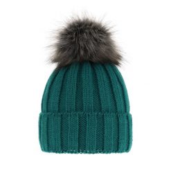 Czapka Zimowa z Pomponem Damska - Zielona. Zielone czapki damskie Molly, na zimę, bez wzorów, z materiału. Za 59.90 zł.