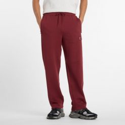 Spodnie męskie New Balance MP53501MHB – bordowe. Czerwone spodnie sportowe męskie New Balance, m, bez wzorów, z dresówki. Za 499.99 zł.