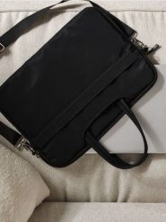 Torba na laptopa - czarny. Czarne torby na laptopa damskie Sinsay, bez wzorów. Za 29.99 zł.