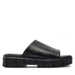 Klapki Tamaris. Czarne klapki damskie Tamaris, bez wzorów, bez obcasa, bez zapięcia. Za 349.99 zł.