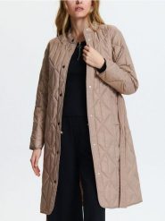 Płaszcz pikowany - beżowy. Brązowe płaszcze damskie Sinsay, l, bez wzorów, bez kołnierzyka, bez kaptura. Za 99.99 zł.