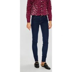 Guess Jeans - Jeansy Curve X. Niebieskie jeansy damskie Guess Jeans, z aplikacjami, z bawełny. W wyprzedaży za 299.90 zł.