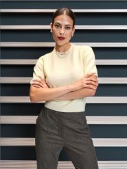 Sweter z krótkim rękawem - żółty. Żółte swetry nierozpinane damskie Sinsay, l, bez wzorów, z materiału, bez kołnierzyka, bez ramiączek. Za 27.99 zł.