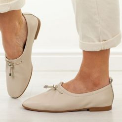 Beżowe skórzane półbuty damskie T.Sokolski w26-236. Brązowe półbuty damskie Sokolski, na jesień, bez wzorów, z jeansu, casualowe, bez obcasa, bez zapięcia. W wyprzedaży za 251.10 zł.