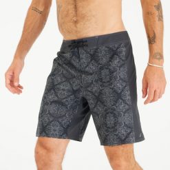 Spodenki surfingowe męskie Olaian 500 19" Arch Scarabia. Czarne szorty męskie OLAIAN, z aplikacjami, z elastanu, sportowe. Za 99.99 zł.