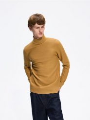 Strukturalny golf - musztardowy. Swetry męskie Reserved, l, bez wzorów, z bawełny, bez kołnierzyka, bez ramiączek. Za 129.99 zł.