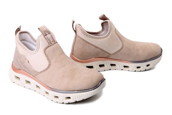 RIEKER M6053-62 beige, półbuty damskie. Brązowe półbuty damskie Rieker, bez wzorów, bez obcasa, bez zapięcia. Za 280.42 zł.