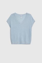 Sweter z krótkimi rękawami błękitny. Niebieskie swetry nierozpinane damskie MOODO, l, bez wzorów, z wiskozy, bez kołnierzyka, bez ramiączek. Za 99.99 zł.