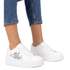 Białe sneakersy trampki sportowe damskie z nadrukiem. Białe trampki i tenisówki damskie bez wzorów, z syntetyku, bez zapięcia. Za 84.03 zł.