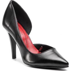 Czółenka i Szpilki LASOCKI 70364-04. Czarne szpilki damskie Lasocki, bez wzorów, ze skóry, bez obcasa, na szpilce, bez zapięcia. Za 179.99 zł.