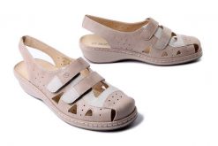 SUAVE 720041-08 beige, sandały damskie. Brązowe sandały damskie Suave, w ażurowe wzory, bez obcasa, na koturnie, bez zapięcia. Za 335.92 zł.