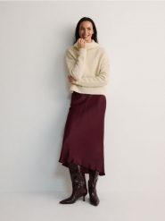 Sweter z kołnierzem - kremowy. Białe swetry nierozpinane damskie Reserved, l, bez wzorów, z dzianiny, bez kołnierzyka, bez ramiączek. W wyprzedaży za 39.99 zł.