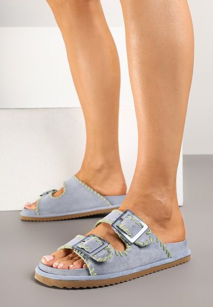 Niebieskie Klapki z Imitacji Zamszu z Paskami z Klamrami Zdobionymi Przeszyciami Nalisha. Niebieskie klapki damskie Born2be, z aplikacjami, z jeansu, eleganckie, bez obcasa, na płaskiej podeszwie, bez zapięcia. Za 109.99 zł.