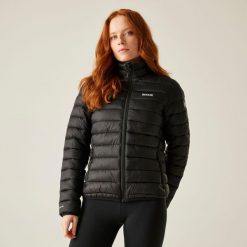 Marizion Damska kurtka turystyczna z przegrodami. Czarne kurtki sportowe damskie Regatta, bez wzorów, z materiału, bez ramiączek, z kapturem, outdoorowe. Za 249.99 zł.