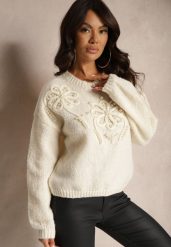 Beżowy Sweter o Pudełkowym Kroju z Kwiatową Aplikacją Zdobioną Perełkami Hedilie. Brązowe swetry nierozpinane damskie Renee, z aplikacjami, biznesowe, bez kołnierzyka, bez ramiączek. Za 159.99 zł.