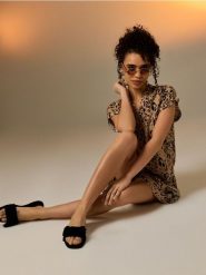 Skórzane klapki z kokardą - czarny. Czarne klapki damskie Sinsay, bez wzorów, bez obcasa, bez zapięcia. Za 69.99 zł.