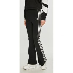 Adidas Originals - Spodnie. Czarne spodnie materiałowe damskie adidas Originals, bez wzorów, z bawełny, casualowe. W wyprzedaży za 219.90 zł.