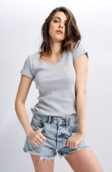 BLUZKA SALMA JASNO SZARA KRÓTKI RĘKAW S - Flawless. Szare bluzki damskie Flawless, s, bez wzorów, z dresówki, biznesowe, bez kołnierzyka, bez ramiączek. Za 72.00 zł.
