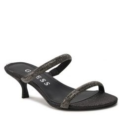 Klapki Guess. Czarne klapki damskie Guess, z aplikacjami, bez obcasa, bez zapięcia. Za 479.99 zł.
