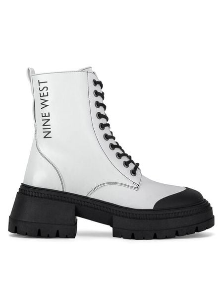 Nine West Botki WFA3033-5 Biały. Białe botki damskie Nine West, bez wzorów, z materiału, bez obcasa, na płaskiej podeszwie, bez zapięcia. Za 279.99 zł.