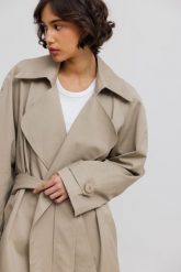 Klasyczny bawełniany trencz w kolorze LIGHT BEIGE - VENICE-M/L. Brązowe płaszcze damskie Marsala, l, bez wzorów, z bawełny, eleganckie, bez kołnierzyka, bez kaptura. Za 1,299.90 zł.