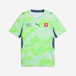 Koszulka piłkarska replika Puma Szwajcaria Mistrzostwa Świata 2026 wyjazdowa. Bluzki damskie Decathlon, m, bez wzorów, sportowe, bez kołnierzyka, bez ramiączek. Za 449.99 zł.