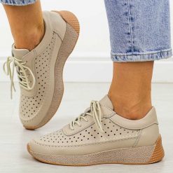 Beżowe ażurowe skórzane półbuty damskie Sergio Leone sp013. Brązowe półbuty damskie Sergio Leone, na jesień, w ażurowe wzory, z jeansu, biznesowe, bez obcasa, na płaskiej podeszwie, bez zapięcia. Za 209.00 zł.