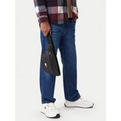 Nerka Tommy Jeans. Czarne saszetki i nerki męskie Tommy Jeans, bez wzorów, z jeansu. Za 289.99 zł.