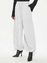 Gestuz Spodnie materiałowe 10908112 Szary Relaxed Fit. Szare spodnie materiałowe damskie Gestuz, bez wzorów, z materiału. Za 799.99 zł.