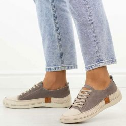 Beżowe nubuk skórzane półbuty damskie T.Sokolski 8260. Brązowe półbuty damskie Sokolski, na jesień, bez wzorów, z jeansu, eleganckie, z okrągłym noskiem, bez obcasa, na płaskiej podeszwie, bez zapięcia. Za 299.00 zł.