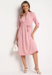 Ciemnoróżowa Sukienka Rheniolea. Czerwone sukienki damskie Born2be, m, bez wzorów, eleganckie, bez kołnierzyka, bez ramiączek, midi, kopertowe. Za 74.99 zł.