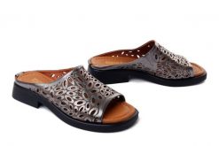 Artiker Relaks 58C2809 popielaty, klapki damskie. Szare klapki damskie Artiker Relaks, na lato, bez wzorów, bez obcasa, bez zapięcia. Za 219.90 zł.