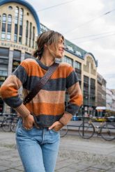 Ciepły Sweter w Bloki Kolorystyczne - Model 4. Swetry nierozpinane damskie MOE, l, bez wzorów, z materiału, bez kołnierzyka, bez ramiączek. Za 214.90 zł.
