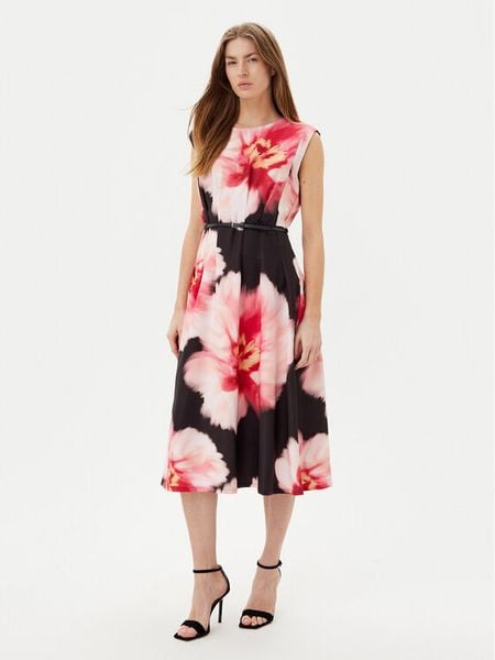 DKNY Sukienka koktajlowa DD5H2J04 Czarny Regular Fit. Czarne sukienki damskie DKNY, bez wzorów, z syntetyku, wizytowe, bez kołnierzyka, bez ramiączek. Za 419.99 zł.