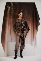 Sweter w panterkę brązowy. Brązowe swetry nierozpinane damskie MOODO, m, bez wzorów, z poliamidu, bez kołnierzyka, bez ramiączek. Za 159.99 zł.