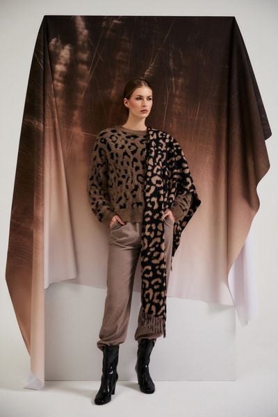 Sweter w panterkę brązowy. Brązowe swetry nierozpinane damskie MOODO, l, bez wzorów, z poliamidu, bez kołnierzyka, bez ramiączek. Za 159.99 zł.