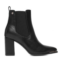 Botki DeeZee. Czarne botki damskie DeeZee, bez wzorów, bez obcasa, na słupku, bez zapięcia. Za 199.99 zł.
