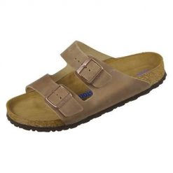 Klapki Birkenstock Arizona Tabacco. Brązowe klapki męskie Birkenstock, bez wzorów, z materiału, bez zapięcia. Za 519.00 zł.