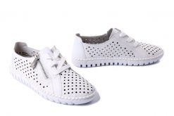 RIEKER M2300-80 white, półbuty damskie. Białe półbuty damskie Rieker, na lato, bez wzorów, bez obcasa, bez zapięcia. Za 339.90 zł.