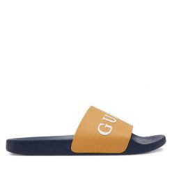 Klapki Guess. Brązowe klapki męskie Guess, z aplikacjami, bez zapięcia. Za 119.99 zł.