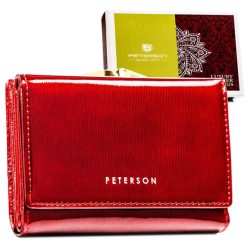 Portfel damski z lakierowanej skóry naturalnej w czerwonym kolorze - Peterson. Czerwone portfele damskie Peterson, z lakierowanej skóry. Za 134.99 zł.