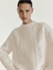 Wełniany sweter z domieszką kaszmiru - kremowy. Białe swetry nierozpinane damskie Reserved, l, bez wzorów, z dzianiny, bez kołnierzyka, bez ramiączek. Za 359.99 zł.